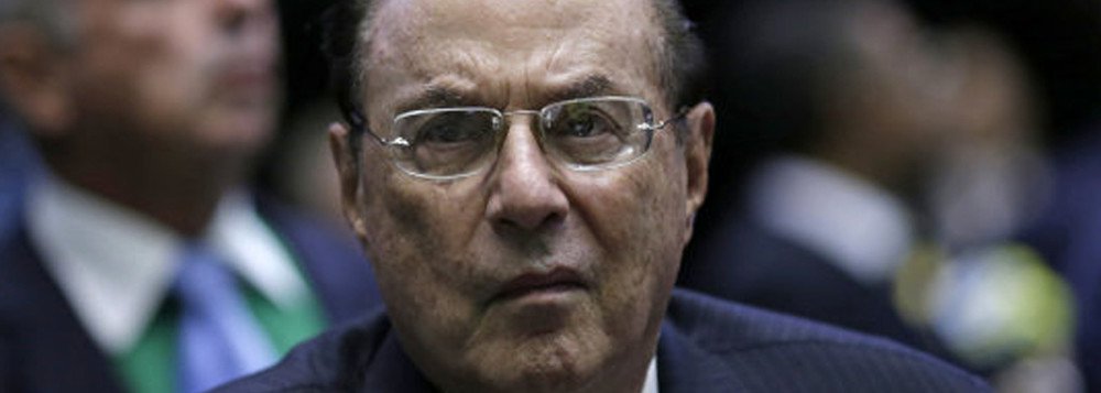 Ao negar pedido da defesa do deputado Paulo Maluf (PP/SP) para cumprir pena de 7 anos, 9 meses e 10 dias em prisão domiciliar, o juiz da Vara de Execuções Penais de Brasília, Bruno Macacari, afirma que o parlamentar ‘movimentava-se com aparente destreza’ e dizia fazer caminhadas diárias de três quilômetros apenas dois meses antes de ser encarcerado; preso desde dezembro, o parlamentar foi condenado por lavagem de dinheiro que teria desviado dos cofres públicos quando foi prefeito de São Paulo (1993/1996) (Foto: Leonardo Lucena) Ao negar pedido da defesa do deputado Paulo Maluf (PP/SP) para cumprir pena de 7 anos, 9 meses e 10 dias em prisão domiciliar, o juiz da Vara de Execuções Penais de Brasília, Bruno Macacari, afirma que o parlamentar ‘movimentava-se com aparente destreza’ e dizia fazer caminhadas diárias de três quilômetros apenas dois meses antes de ser encarcerado; preso desde dezembro, o parlamentar foi condenado por lavagem de dinheiro que teria desviado dos cofres públicos quando foi prefeito de São Paulo (1993/1996)