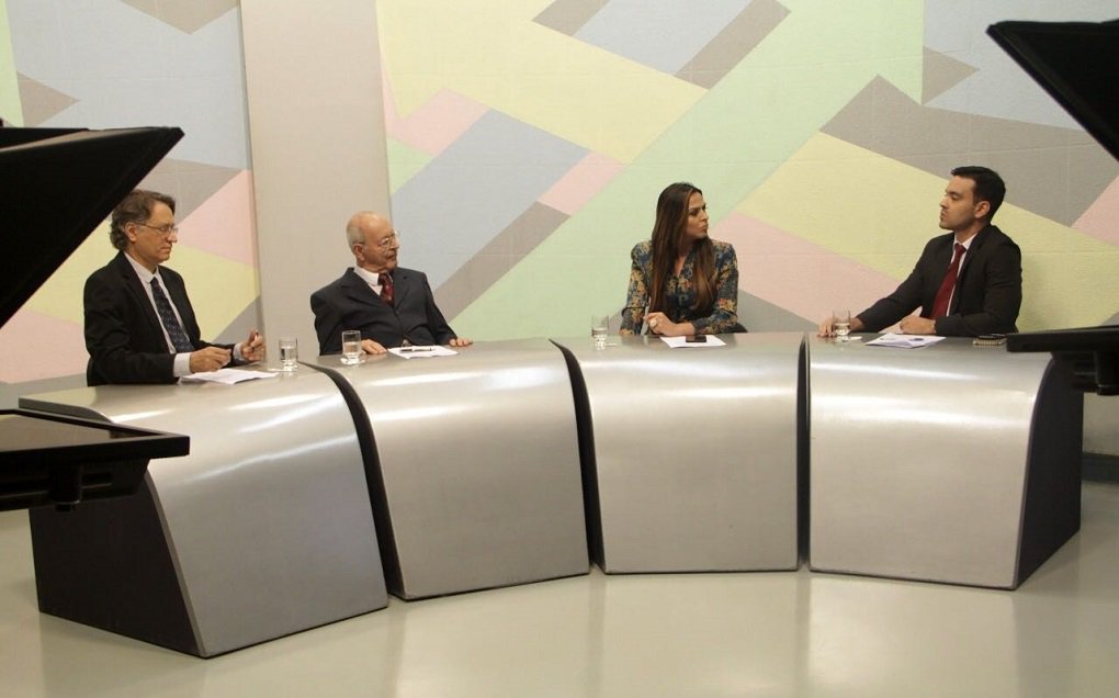 O novo secretário de Segurança Pública de Goiás, Irapuan Costa Junior, é o entrevistado do programa Roda de Entrevista, da nova TBC, nesta terça-feira, a partir de 22h30; com estilo "linha dura", Irapuan chega ao comando da segurança com a missão de manter a queda nos índices criminais alcançada nos últimos meses; a pasta era liderada por Ricardo Balestreri, que agora é secretário de Assuntos Estratégicos (Foto: José Barbacena) O novo secretário de Segurança Pública de Goiás, Irapuan Costa Junior, é o entrevistado do programa Roda de Entrevista, da nova TBC, nesta terça-feira, a partir de 22h30; com estilo "linha dura", Irapuan chega ao comando da segurança com a missão de manter a queda nos índices criminais alcançada nos últimos meses; a pasta era liderada por Ricardo Balestreri, que agora é secretário de Assuntos Estratégicos