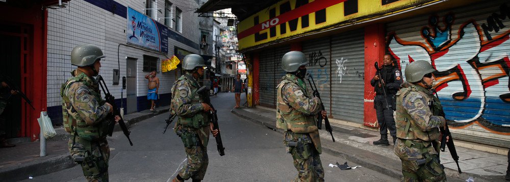 Entidades e personalidades que atuam na área da verdade, memória e justiça de todo o Brasil lançaram uma nota intitulada "Repúdio à Intervenção no Rio"; o texto aponta "os riscos da repetição de crimes verificados durante os trágicos 21 anos da ditadura civil militar no Brasil"; elas dizem, ainda, ser "preciso corrigir a aplicação da Lei da Anistia, para que a impunidade dos crimes contra a humanidade cometida pelos agentes do estado de 1964 não sirvam de exemplo e estímulo na intervenção militar do Rio de Janeiro de 2018" (Foto: Leonardo Lucena) Entidades e personalidades que atuam na área da verdade, memória e justiça de todo o Brasil lançaram uma nota intitulada "Repúdio à Intervenção no Rio"; o texto aponta "os riscos da repetição de crimes verificados durante os trágicos 21 anos da ditadura civil militar no Brasil"; elas dizem, ainda, ser "preciso corrigir a aplicação da Lei da Anistia, para que a impunidade dos crimes contra a humanidade cometida pelos agentes do estado de 1964 não sirvam de exemplo e estímulo na intervenção militar do Rio de Janeiro de 2018"