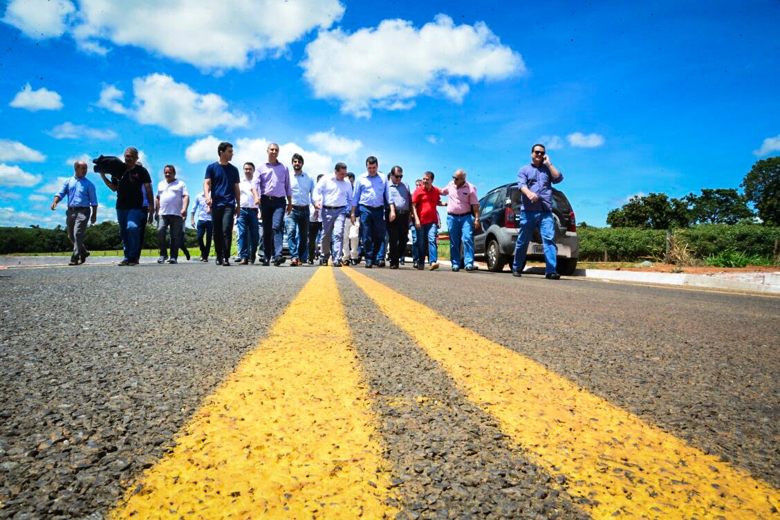 O governador Marconi Perillo e o vice-governador Zé Eliton começam por Anápolis, nesta segunda-feira (19), a sexta semana consecutiva de entrega de obras do Goiás na Frente; na semana passada, a comitiva do governador esteve em Inaciolândia, Cachoeira Dourada, Davinópolis, Anápolis, Gameleira e Silvânia para inaugurar mais estradas em um presídio; nesta segunda-feira, Marconi e Zé Eliton entregam obras de saneamento em Anápolis (Foto: José Barbacena) O governador Marconi Perillo e o vice-governador Zé Eliton começam por Anápolis, nesta segunda-feira (19), a sexta semana consecutiva de entrega de obras do Goiás na Frente; na semana passada, a comitiva do governador esteve em Inaciolândia, Cachoeira Dourada, Davinópolis, Anápolis, Gameleira e Silvânia para inaugurar mais estradas em um presídio; nesta segunda-feira, Marconi e Zé Eliton entregam obras de saneamento em Anápolis