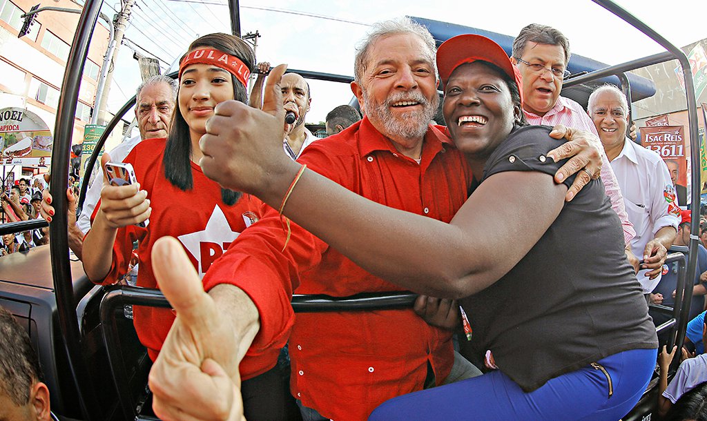 Imbatível, segundo pesquisas eleitorais, Lula representa repúdio ao golpe e às decisões que vieram no seu bojo: destruição da economia por meio de congelamento de gastos públicos, por vinte anos, em nome de ajuste fiscal neoliberal, cujas consequências são recessão, desemprego e paralisia econômica (Foto: César Fonseca) Imbatível, segundo pesquisas eleitorais, Lula representa repúdio ao golpe e às decisões que vieram no seu bojo: destruição da economia por meio de congelamento de gastos públicos, por vinte anos, em nome de ajuste fiscal neoliberal, cujas consequências são recessão, desemprego e paralisia econômica