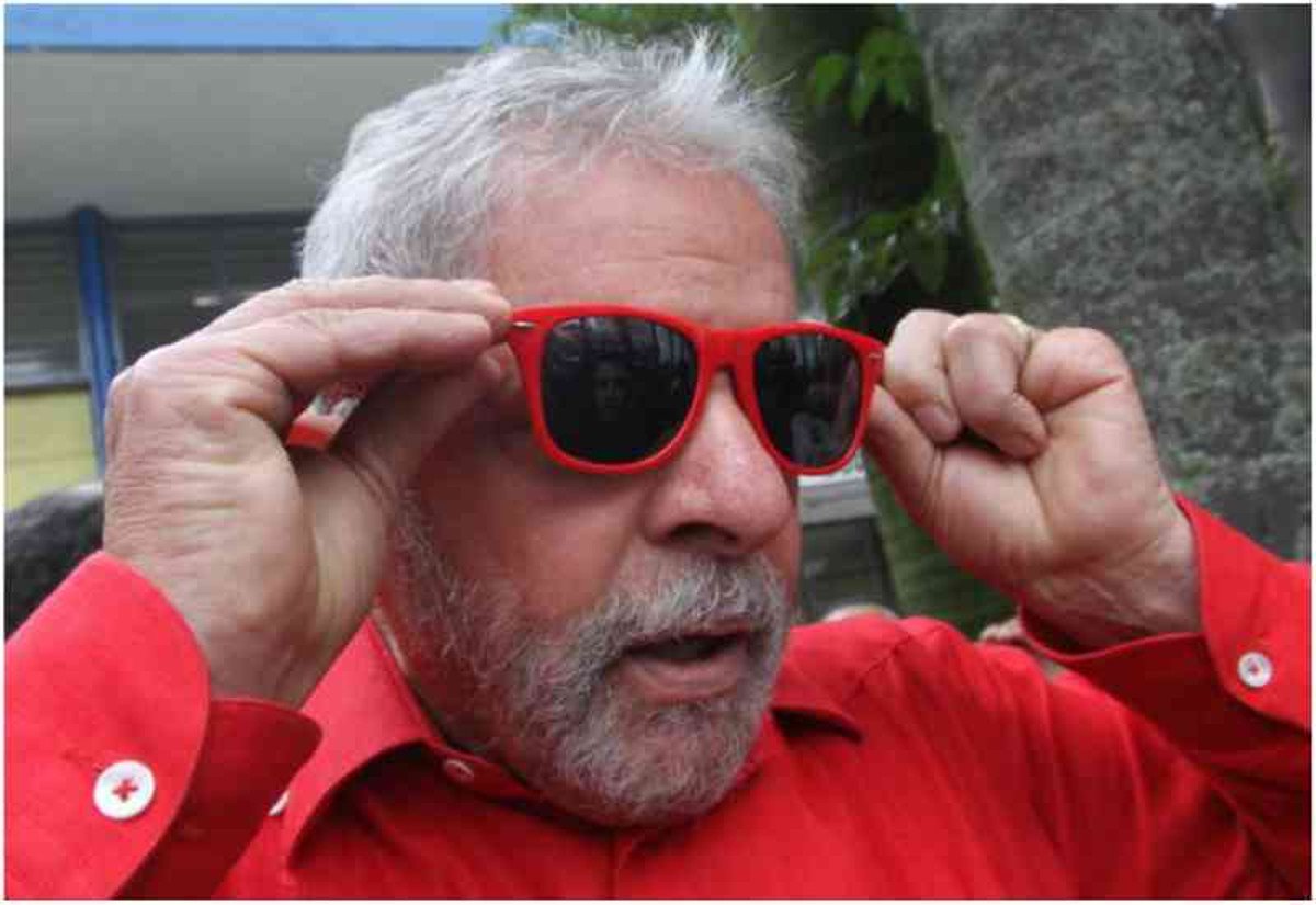 Além de liderar as pesquisas de opinião para as eleições de 2018, Lula parece estar bem cotado com outro tipo de eleitora: as moças solteiras. O ex-presidente recebe, em média, cinco cartas de mulheres pedindo para namorar com ele; nos atos políticos, são ouvidos gritos de guerra de “senhoritas” dispostas a namorar com o ex-presidente, como este: ‘Lula, tesão, bonito e gostosão (Foto: Charles Nisz) Além de liderar as pesquisas de opinião para as eleições de 2018, Lula parece estar bem cotado com outro tipo de eleitora: as moças solteiras. O ex-presidente recebe, em média, cinco cartas de mulheres pedindo para namorar com ele; nos atos políticos, são ouvidos gritos de guerra de “senhoritas” dispostas a namorar com o ex-presidente, como este: ‘Lula, tesão, bonito e gostosão
