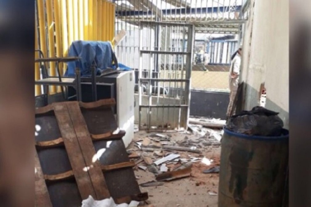 A Secretaria de Segurança Pública de Goiás divulgou nota na manhã desta terça-feira para afirmar que o fornecimento de comida aos detentos do regime semi-aberto, no presídio de Aparecida de Goiânia, vinha funcionando normalmente; a deficiência no serviço de alimentação chegou a ser apontada como um dos fatores para o confronto entre presos na segunda-feira, deixando nove mortos; na manhã de hoje, o governador Marconi se reuniu com a cúpula da segurança para adotar medidas urgentes que possam amenizar a crise nos presídios goianos (Foto: José Barbacena) A Secretaria de Segurança Pública de Goiás divulgou nota na manhã desta terça-feira para afirmar que o fornecimento de comida aos detentos do regime semi-aberto, no presídio de Aparecida de Goiânia, vinha funcionando normalmente; a deficiência no serviço de alimentação chegou a ser apontada como um dos fatores para o confronto entre presos na segunda-feira, deixando nove mortos; na manhã de hoje, o governador Marconi se reuniu com a cúpula da segurança para adotar medidas urgentes que possam amenizar a crise nos presídios goianos