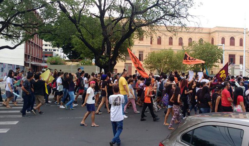 A sede do diretório municipal do PSDB em Teresina foi depredada na tarde desta terça-feira (9) durante protesto contra o aumento da tarifa de ônibus na capital piauiense; a presidente do diretório municipal do PSDB, Luciana Sebim, lamenta o incidente e considera a ação dos manifestantes como um ato de vandalismo (Foto: Charles Nisz) A sede do diretório municipal do PSDB em Teresina foi depredada na tarde desta terça-feira (9) durante protesto contra o aumento da tarifa de ônibus na capital piauiense; a presidente do diretório municipal do PSDB, Luciana Sebim, lamenta o incidente e considera a ação dos manifestantes como um ato de vandalismo