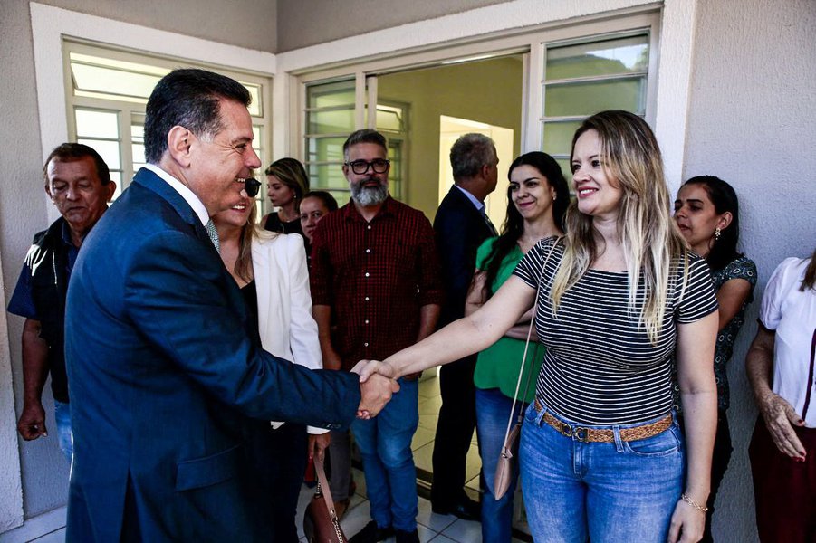 Em mais uma ação para fortalecer o trabalho de ressocialização de jovens em conflito com a lei, o governador Marconi Perillo inaugurou hoje de manhã, no setor Chácara do Governador, a primeira das duas Casas de Semiliberdade que estão sendo construídas em Goiânia; a segunda unidade deverá ficar pronta ainda este ano; o novo espaço oferecerá mais 20 vagas para menores em processo de ressocialização e na prática vai desafogar os Centros de Atendimento Socioeducativos (Cases) de Goiânia e Anápolis, que já foram entregues e estão em funcionamento (Foto: José Barbacena) Em mais uma ação para fortalecer o trabalho de ressocialização de jovens em conflito com a lei, o governador Marconi Perillo inaugurou hoje de manhã, no setor Chácara do Governador, a primeira das duas Casas de Semiliberdade que estão sendo construídas em Goiânia; a segunda unidade deverá ficar pronta ainda este ano; o novo espaço oferecerá mais 20 vagas para menores em processo de ressocialização e na prática vai desafogar os Centros de Atendimento Socioeducativos (Cases) de Goiânia e Anápolis, que já foram entregues e estão em funcionamento