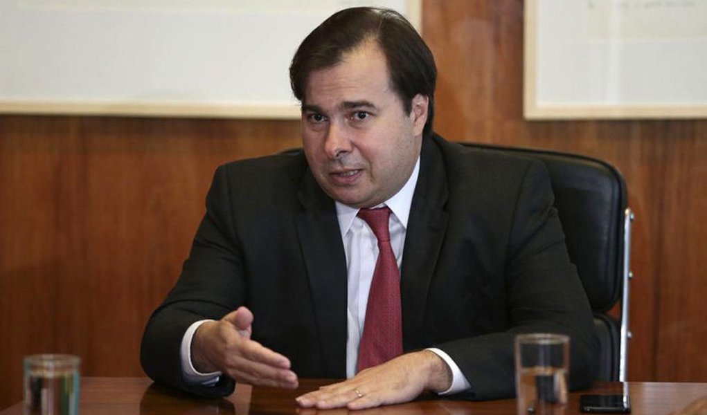 Presidente da República em exercício, deputado Rodrigo Maia (DEM-RJ), afirmou que a manutenção da condenação do ex-presidente Luiz Inácio Lula da Silva pelo TRF-4 está "dada", assim como suas consequências, mas não é possível fazer previsões sobre o cenário eleitoral para a votação de outubro; "No cenário político brasileiro de hoje, você fazer uma análise para daqui 24 horas está difícil, para outubro então, parece quase impossível", disse
(Foto: Paulo Emílio) Presidente da República em exercício, deputado Rodrigo Maia (DEM-RJ), afirmou que a manutenção da condenação do ex-presidente Luiz Inácio Lula da Silva pelo TRF-4 está "dada", assim como suas consequências, mas não é possível fazer previsões sobre o cenário eleitoral para a votação de outubro; "No cenário político brasileiro de hoje, você fazer uma análise para daqui 24 horas está difícil, para outubro então, parece quase impossível", disse