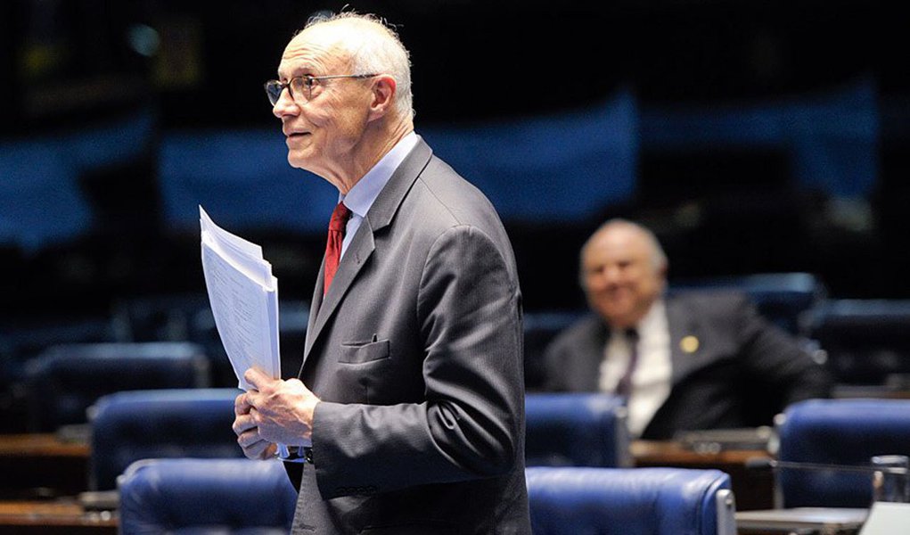 Em entrevista ao Portal da Band, o vereador Eduardo Suplicy confirmou que será candidato pelo PT ao Senado nas eleições de outubro, apesar do desejo do partido de que ele se candidatasse a deputado federal para fortalecer a bancada; Suplicy acredita que a ausência de Lula nas eleições de outubro poderá gerar um sentimento de "frustração" na sociedade, visto que ele aparece como líder das últimas pesquisas sobre intenção de voto (Foto: Aquiles Lins) Em entrevista ao Portal da Band, o vereador Eduardo Suplicy confirmou que será candidato pelo PT ao Senado nas eleições de outubro, apesar do desejo do partido de que ele se candidatasse a deputado federal para fortalecer a bancada; Suplicy acredita que a ausência de Lula nas eleições de outubro poderá gerar um sentimento de "frustração" na sociedade, visto que ele aparece como líder das últimas pesquisas sobre intenção de voto
