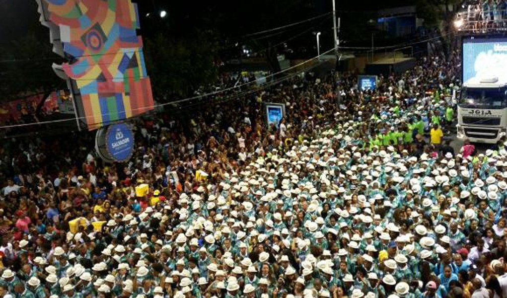O carnaval de Salvador traz neste sábado (10) blocos de artistas conhecidos; casos de Léo Santana no tradicional Nana Banana, no Circuito Dodô (Barra-Ondina); Preta Gil também leva o seu Bloco; Solange Almeida carrega o forró para a avenida, além da Banda Eva, Timbalada, Psirico e Luiz Caldas; o primeiro e mais tradicional bloco de travestidos de Salvador, As Muquiranas, esbanja graça e brilho no circuito Osmar (Campo Grande) (Foto: Voney Malta) O carnaval de Salvador traz neste sábado (10) blocos de artistas conhecidos; casos de Léo Santana no tradicional Nana Banana, no Circuito Dodô (Barra-Ondina); Preta Gil também leva o seu Bloco; Solange Almeida carrega o forró para a avenida, além da Banda Eva, Timbalada, Psirico e Luiz Caldas; o primeiro e mais tradicional bloco de travestidos de Salvador, As Muquiranas, esbanja graça e brilho no circuito Osmar (Campo Grande)
