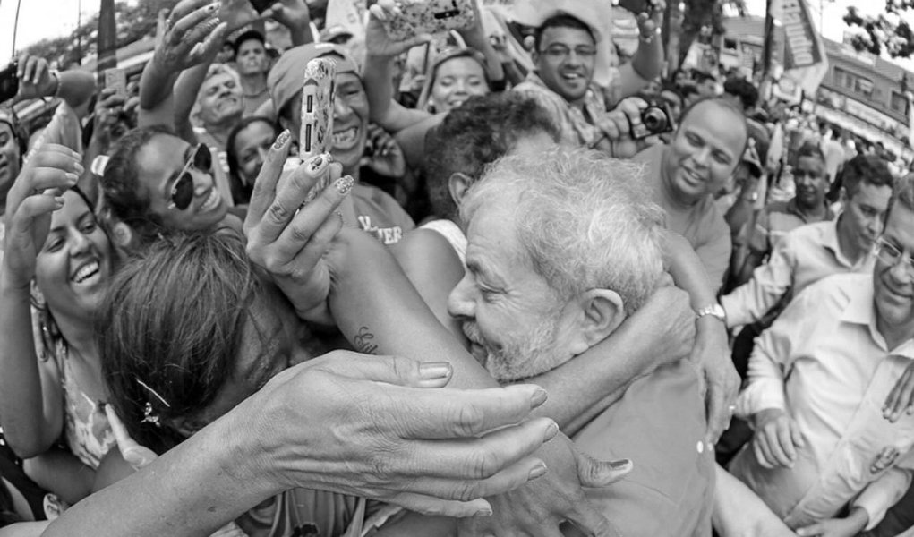 "Narrar Lula, explicar Lula, codificar Lula. Como fazer? É, certamente, um desafio literário. Não é como redigir um biografia de um vulto histórico qualquer: é muito mais do que isso. A explicação é singela: Lula é um genuíno homem do povo. Ele não se curvou ao universo sedutor da elite política", escreve o colunista Gustavo Conde, para quem "um biógrafo é pouco para Lula"; "Não há mais o que lamentar ou o que temer. A democracia - essa palavra que nesse momento é sinônimo de Lula - está se insinuando para voltar a protagonizar a história deste país. Aos narradores, resta o desafio do relato. Ao povo, resta a catarse democrática, pronta para inflamar novamente os desígnios do eleitor soberano", diz ele (Foto: Gustavo Conde) "Narrar Lula, explicar Lula, codificar Lula. Como fazer? É, certamente, um desafio literário. Não é como redigir um biografia de um vulto histórico qualquer: é muito mais do que isso. A explicação é singela: Lula é um genuíno homem do povo. Ele não se curvou ao universo sedutor da elite política", escreve o colunista Gustavo Conde, para quem "um biógrafo é pouco para Lula"; "Não há mais o que lamentar ou o que temer. A democracia - essa palavra que nesse momento é sinônimo de Lula - está se insinuando para voltar a protagonizar a história deste país. Aos narradores, resta o desafio do relato. Ao povo, resta a catarse democrática, pronta para inflamar novamente os desígnios do eleitor soberano", diz ele