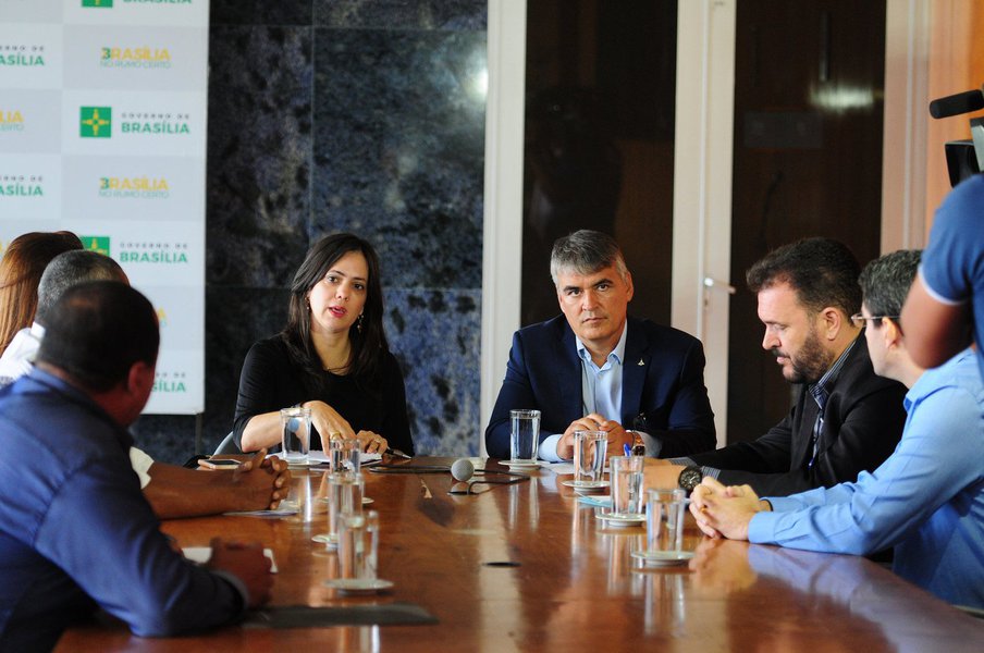Proprietários dos cinco veículos danificados com o desabamento de parte do viaduto na Galeria dos Estados foram recebidos na manhã desta sexta-feira (16) para o início de uma conciliação; o objetivo do governo do DF é acelerar a conciliação, com o objetivo de ressarcir os danos causados, sem precisar passar por um processo jurídico comum, que pode ser longo e desgastante (Foto: Charles Nisz) Proprietários dos cinco veículos danificados com o desabamento de parte do viaduto na Galeria dos Estados foram recebidos na manhã desta sexta-feira (16) para o início de uma conciliação; o objetivo do governo do DF é acelerar a conciliação, com o objetivo de ressarcir os danos causados, sem precisar passar por um processo jurídico comum, que pode ser longo e desgastante