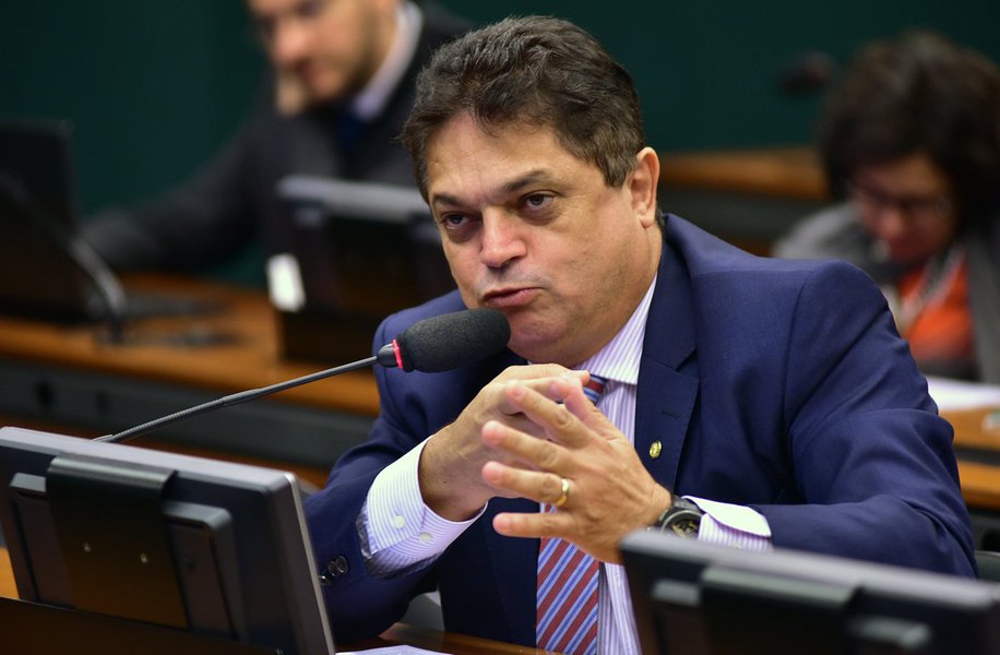 O TRF4, sediado em Porto Alegre, autorizou a transferência do deputado João Rodrigues (PSD-SC) para o sistema penitenciário de Brasília; o parlamentar foi condenado a cinco anos e três meses por dispensa irregular de licitação, quando ocupou o cargo de prefeito de Pinhalzinho (SC), e estava preso na capital gaúcha (Foto: Leonardo Lucena) O TRF4, sediado em Porto Alegre, autorizou a transferência do deputado João Rodrigues (PSD-SC) para o sistema penitenciário de Brasília; o parlamentar foi condenado a cinco anos e três meses por dispensa irregular de licitação, quando ocupou o cargo de prefeito de Pinhalzinho (SC), e estava preso na capital gaúcha