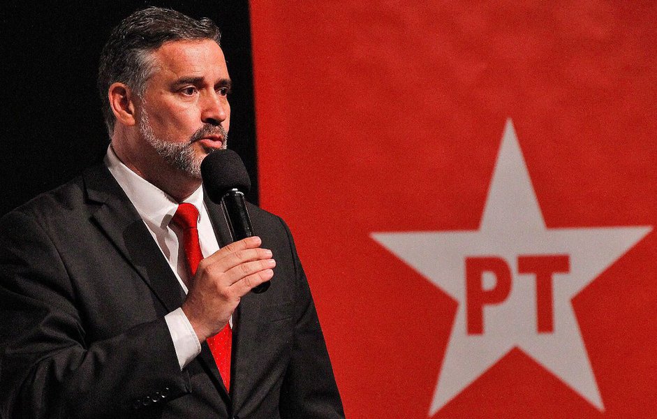 Deputado Paulo Pimenta (RS) assumiu nesta terça-feira (2) a liderança do PT na Câmara Federal; ele sucede o deputado Carlos Zaratini (PT) que dirigiu a bancada petista ao longo de 2017; um dos mais combativos deputados do PT, Pimenta diz que a Reforma da Previdência e a defesa da democracia, com a garantia de que Lula disputará as eleições em outubro, são os maiores desafios para 2018; "Em janeiro, nós vamos iniciar uma jornada de mobilização em todo o País, que vai culminar no dia 24, quando Lula, indevidamente, será julgado pelo TRF-4. Essa mobilização social continua em fevereiro para impedir que a Câmara aprove a proposta do governo Temer de acabar com a previdência social no Brasil", diz (Foto: Aquiles Lins) Deputado Paulo Pimenta (RS) assumiu nesta terça-feira (2) a liderança do PT na Câmara Federal; ele sucede o deputado Carlos Zaratini (PT) que dirigiu a bancada petista ao longo de 2017; um dos mais combativos deputados do PT, Pimenta diz que a Reforma da Previdência e a defesa da democracia, com a garantia de que Lula disputará as eleições em outubro, são os maiores desafios para 2018; "Em janeiro, nós vamos iniciar uma jornada de mobilização em todo o País, que vai culminar no dia 24, quando Lula, indevidamente, será julgado pelo TRF-4. Essa mobilização social continua em fevereiro para impedir que a Câmara aprove a proposta do governo Temer de acabar com a previdência social no Brasil", diz