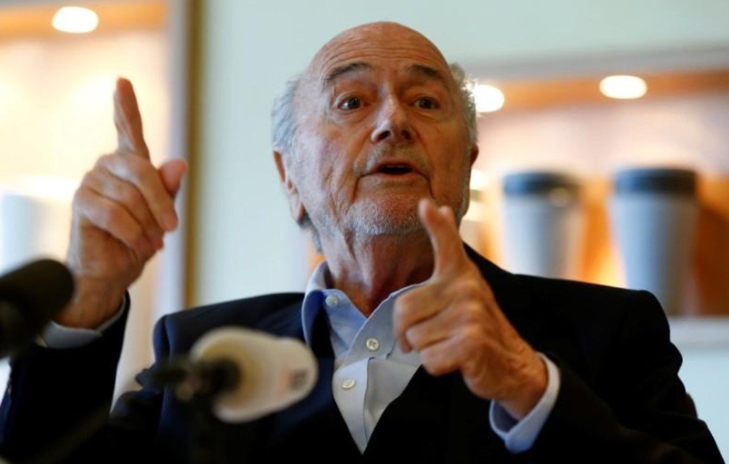 Joseph Blatter, ex-presidente da Fifa atualmente suspenso do esporte, disse que está cogitando processar a entidade responsável pelo futebol mundial na tentativa de limpar seu nome; Blatter, que comandou a Fifa durante 17 anos, recebeu uma suspensão de seis anos por violações éticas, imposta em 2015 em meio ao maior escândalo de corrupção na organização; o suíço de 81 anos disse que, embora “por ora não exista uma ação legal”, ele e seus advogados estão trabalhando em um possível processo (Foto: Leonardo Lucena) Joseph Blatter, ex-presidente da Fifa atualmente suspenso do esporte, disse que está cogitando processar a entidade responsável pelo futebol mundial na tentativa de limpar seu nome; Blatter, que comandou a Fifa durante 17 anos, recebeu uma suspensão de seis anos por violações éticas, imposta em 2015 em meio ao maior escândalo de corrupção na organização; o suíço de 81 anos disse que, embora “por ora não exista uma ação legal”, ele e seus advogados estão trabalhando em um possível processo