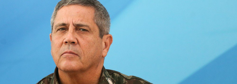 O Observatório Jurídico da Ordem dos Advogados do Brasil - seccional Rio de Janeiro (OAB-RJ) vai pedir explicações ao interventor federal no Rio, general Walter Braga Neto, sobre os critérios utilizados para o fichamento em moradores de comunidades do Rio; "A prática do fichamento sem uma regulamentação pública e objetiva nos pareceu inconstitucional", disse Rodrigo Brandão, membro do observatório, o professor de Direito Constitucional da UERJ (Foto: Leonardo Lucena) O Observatório Jurídico da Ordem dos Advogados do Brasil - seccional Rio de Janeiro (OAB-RJ) vai pedir explicações ao interventor federal no Rio, general Walter Braga Neto, sobre os critérios utilizados para o fichamento em moradores de comunidades do Rio; "A prática do fichamento sem uma regulamentação pública e objetiva nos pareceu inconstitucional", disse Rodrigo Brandão, membro do observatório, o professor de Direito Constitucional da UERJ