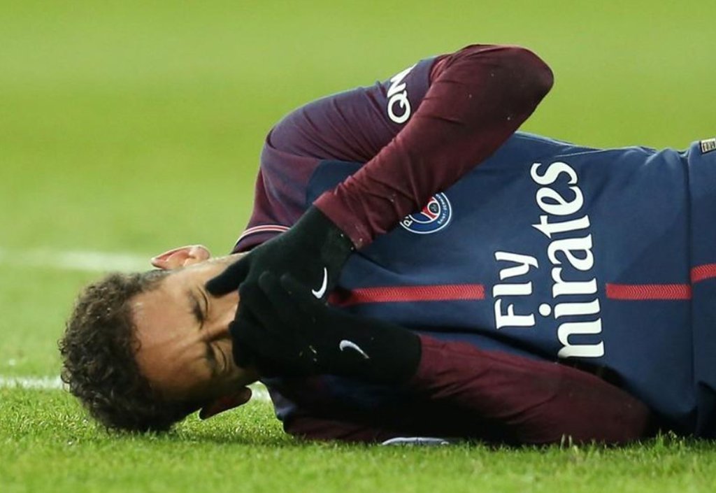 O atacante Neymar passará por cirurgia no Brasil no final de semana, afirmou o Paris Saint-Germain em comunicado nesta quarta-feira, após decisão tomada pelo jogador e as comissões médicas do clube francês e da seleção brasileira; “Neymar Jr. será operado no final de semana no Brasil pelo dr. Rodrigo Lasmar, que será acompanhado no local pelo professor Saillant (Paris Saint-Germain)”, disse o PSG em nota (Foto: Leonardo Lucena) O atacante Neymar passará por cirurgia no Brasil no final de semana, afirmou o Paris Saint-Germain em comunicado nesta quarta-feira, após decisão tomada pelo jogador e as comissões médicas do clube francês e da seleção brasileira; “Neymar Jr. será operado no final de semana no Brasil pelo dr. Rodrigo Lasmar, que será acompanhado no local pelo professor Saillant (Paris Saint-Germain)”, disse o PSG em nota