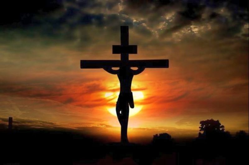 E se Cristo tivesse sido enforcado, os cristãos estariam ornamentando seus altares com forcas? Teríamos forcas nas batinas, nos pingentes, nas lancheiras das crianças... Se ele tivesse sido morto espancado, seria um tacape o nosso símbolo? (Foto: Lelê Teles) E se Cristo tivesse sido enforcado, os cristãos estariam ornamentando seus altares com forcas? Teríamos forcas nas batinas, nos pingentes, nas lancheiras das crianças... Se ele tivesse sido morto espancado, seria um tacape o nosso símbolo?