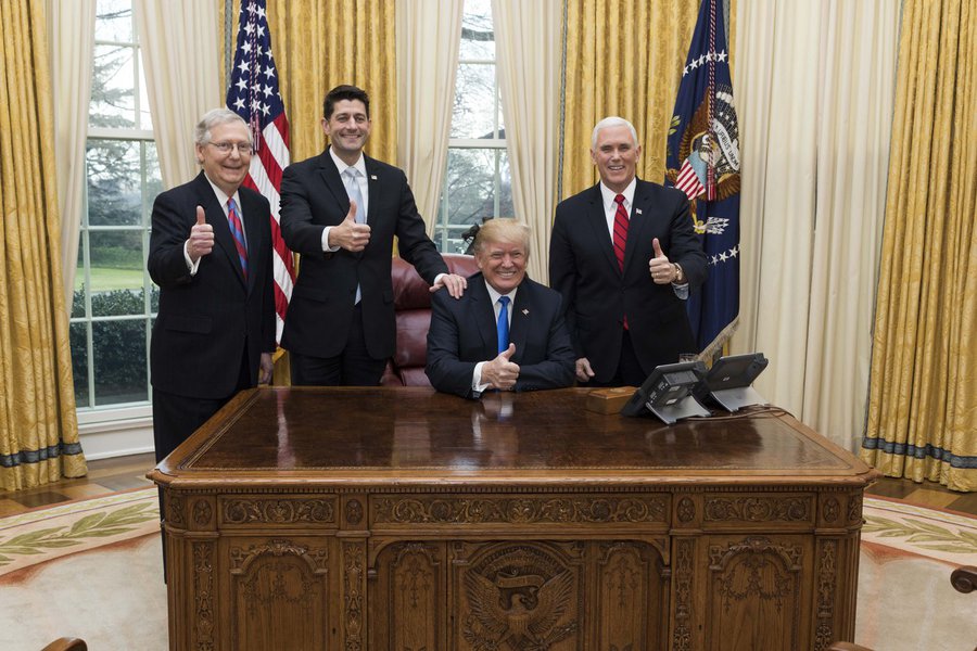 “Adam (Schiff) sai de audiências fechadas do comitê para vazar ilegalmente informações confidenciais. Precisa ser impedido!”, tuitou Trump; Na sexta-feira o Comitê de Inteligência da Câmara divulgou um memorando que alega que o FBI e o Departamento de Estado trataram Trump de maneira tendenciosa em parte de sua investigação (Foto: Luis Mauro Queiroz) “Adam (Schiff) sai de audiências fechadas do comitê para vazar ilegalmente informações confidenciais. Precisa ser impedido!”, tuitou Trump; Na sexta-feira o Comitê de Inteligência da Câmara divulgou um memorando que alega que o FBI e o Departamento de Estado trataram Trump de maneira tendenciosa em parte de sua investigação