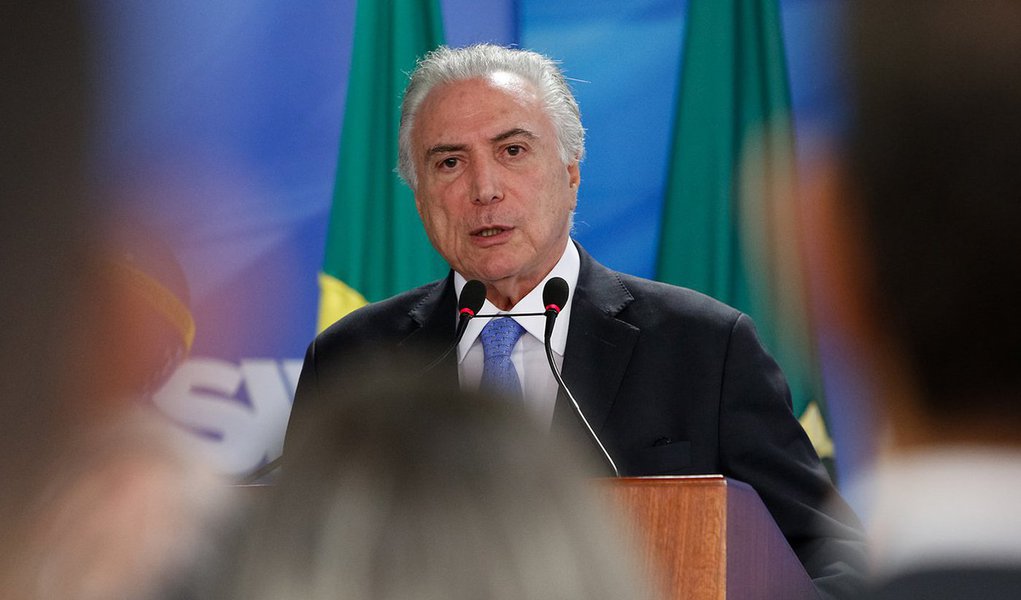 Temer impôs apenas um veto, o que fez com que a dotação orçamentária do Fundeb voltasse à sua previsão original; Congresso Nacional havia aprovado, em dezembro, um complemento de R$ 1,5 bilhão para o fundo; Temer também promoveu um corte de R$ 1,2 bilhão ao programa Minha Casa Minha Vida, que tinha previsão de receber R$ 5,2 bilhões, além da redução de R$ 1,2 bilhão em ações emergenciais voltadas para a defesa civil (Foto: Paulo Emílio) Temer impôs apenas um veto, o que fez com que a dotação orçamentária do Fundeb voltasse à sua previsão original; Congresso Nacional havia aprovado, em dezembro, um complemento de R$ 1,5 bilhão para o fundo; Temer também promoveu um corte de R$ 1,2 bilhão ao programa Minha Casa Minha Vida, que tinha previsão de receber R$ 5,2 bilhões, além da redução de R$ 1,2 bilhão em ações emergenciais voltadas para a defesa civil