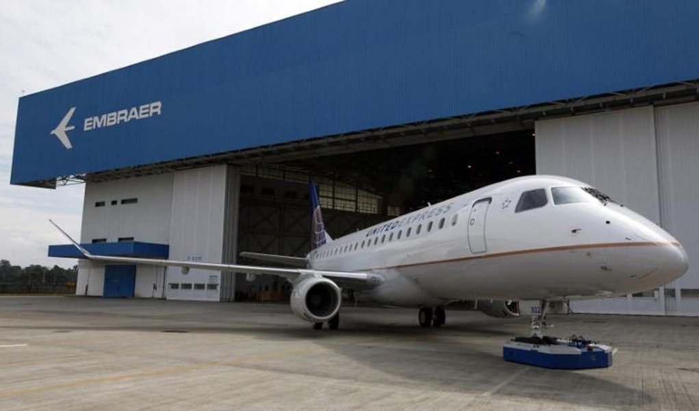 Três sindicatos de metalúrgicos do interior de São Paulo, ligados a diferentes centrais, lançaram campanha contra a venda da Embraer, assinando um manifesto em que defendem a reestatização da companhia, privatizada em 1994; "O governo não pode ceder a pressões comerciais. É preciso defender os interesses do Brasil e do povo brasileiro, não da Boeing", diz o texto (Foto: Leonardo Lucena) Três sindicatos de metalúrgicos do interior de São Paulo, ligados a diferentes centrais, lançaram campanha contra a venda da Embraer, assinando um manifesto em que defendem a reestatização da companhia, privatizada em 1994; "O governo não pode ceder a pressões comerciais. É preciso defender os interesses do Brasil e do povo brasileiro, não da Boeing", diz o texto