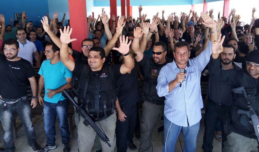 De acordo com a nova lei estadual, o reajuste também é concedido aos servidores aposentados e pensionistas; apesar de a lei já entrar em vigor, os efeitos do aumento passam a valer somente a partir de 1º de novembro deste ano. (Foto: Charles Nisz) De acordo com a nova lei estadual, o reajuste também é concedido aos servidores aposentados e pensionistas; apesar de a lei já entrar em vigor, os efeitos do aumento passam a valer somente a partir de 1º de novembro deste ano.