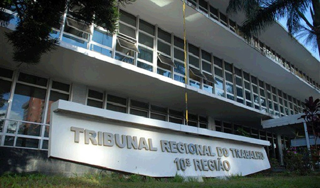 O auxílio-moradia pago a juízes continua custando caro aos cofres públicos; de acordo com o orçamento de 2018, calculado com base em previsão feita pelos próprios órgãos, só a Justiça do Trabalho deve gastar mais com a ajuda de custo do que todo o corpo diplomático do Brasil no mundo: R$ 197,7 milhões; dos cinco órgãos que lideram a previsão de gastos com o auxílio-moradia, três estão ligados ao Judiciário (Foto: Leonardo Lucena) O auxílio-moradia pago a juízes continua custando caro aos cofres públicos; de acordo com o orçamento de 2018, calculado com base em previsão feita pelos próprios órgãos, só a Justiça do Trabalho deve gastar mais com a ajuda de custo do que todo o corpo diplomático do Brasil no mundo: R$ 197,7 milhões; dos cinco órgãos que lideram a previsão de gastos com o auxílio-moradia, três estão ligados ao Judiciário