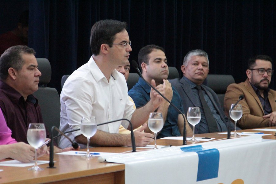 O deputado estadual Capitão Wagner anunciou oficialmente, na manhã desta quinta-feira (25), sua filiação ao Pros. “Chegamos ao Pros e vamos tornar este partido grande. Não ocuparemos o partido para que seja um partido de aluguel, como já foi certa vez”, explicou. Wagner disse ainda que com sua mudança terá independência, uma posição à frente do diretório estadual do partido e que permanecerá na oposição ao grupo que comanda o Estado atualmente. “Vamos continuar trabalhando por melhorias, sobretudo nas áreas esquecidas pela atual gestão. O Ceará merece muito mais” (Foto: Rodrigo Rocha) O deputado estadual Capitão Wagner anunciou oficialmente, na manhã desta quinta-feira (25), sua filiação ao Pros. “Chegamos ao Pros e vamos tornar este partido grande. Não ocuparemos o partido para que seja um partido de aluguel, como já foi certa vez”, explicou. Wagner disse ainda que com sua mudança terá independência, uma posição à frente do diretório estadual do partido e que permanecerá na oposição ao grupo que comanda o Estado atualmente. “Vamos continuar trabalhando por melhorias, sobretudo nas áreas esquecidas pela atual gestão. O Ceará merece muito mais”