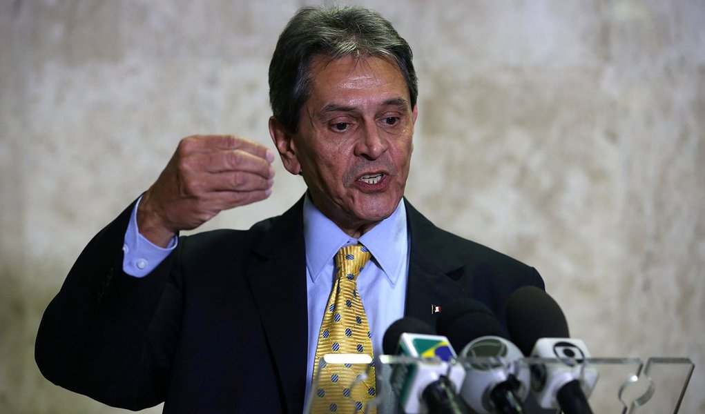 Presidente do PTB, ex-deputado Roberto Jefferson, disse que sua filha, deputada Cristiane Brasil (PTB-RJ), está sendo punida por seus laços familiares; "Ela está pagando o preço por ser minha filha", disse Jefferson; Para ele, Cristiane é vítima de perseguição política. "Este movimento é ligado ao PT", afirmou; Cristiane teve sua posse como ministra do Trabalho do governo Michel Temer suspensa pela Justiça Federal por não pagar direitos trabalhistas a dois ex-motoristas (Foto: Paulo Emílio) Presidente do PTB, ex-deputado Roberto Jefferson, disse que sua filha, deputada Cristiane Brasil (PTB-RJ), está sendo punida por seus laços familiares; "Ela está pagando o preço por ser minha filha", disse Jefferson; Para ele, Cristiane é vítima de perseguição política. "Este movimento é ligado ao PT", afirmou; Cristiane teve sua posse como ministra do Trabalho do governo Michel Temer suspensa pela Justiça Federal por não pagar direitos trabalhistas a dois ex-motoristas