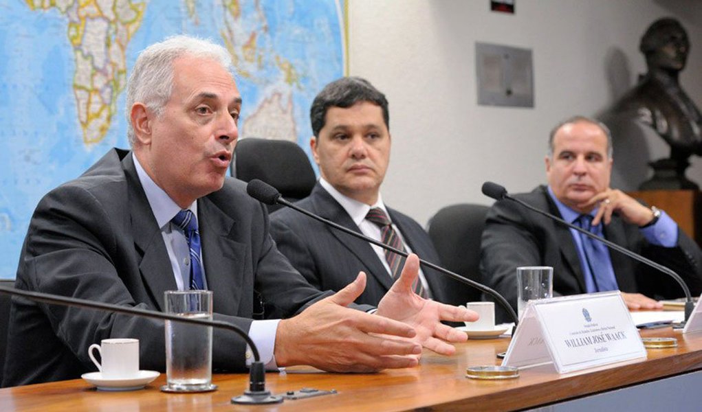 "Claro que um pensamento racista não pode ser considerado como piada", diz o jornalista William Waack, após ser questionado quando uma piada se transforma em um pensamento racista; ele foi demitido da Globo após o comentário "é coisa de preto"; "Piada é aquilo dito sem intenção de ofender, sem ser dirigida a ninguém em particular, num ambiente privado, cochichado até. Piada é piada" (Foto: Leonardo Lucena) "Claro que um pensamento racista não pode ser considerado como piada", diz o jornalista William Waack, após ser questionado quando uma piada se transforma em um pensamento racista; ele foi demitido da Globo após o comentário "é coisa de preto"; "Piada é aquilo dito sem intenção de ofender, sem ser dirigida a ninguém em particular, num ambiente privado, cochichado até. Piada é piada"