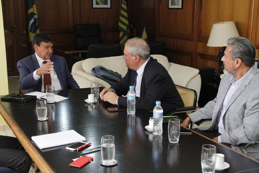 O governador Wellington Dias esteve em audiência com a equipe da empresa Terracal formada pelo fundador e CEO, Diomedes Christodoulou; o diretor Steven Madrid, e o engenheiro nuclear, Roberto Hukai; a empresa é responsável pelo desenvolvimento de um Polo Integrado de Alimentos e Bioenergia na cidade de Guadalupe, que fica a 340 km de Teresina; ela vem investindo em estudos, experimentos, testes, tecnologias e outras ferramentas que envolvem inovações na forma do desenvolvimento do polo (Foto: Leonardo Lucena) O governador Wellington Dias esteve em audiência com a equipe da empresa Terracal formada pelo fundador e CEO, Diomedes Christodoulou; o diretor Steven Madrid, e o engenheiro nuclear, Roberto Hukai; a empresa é responsável pelo desenvolvimento de um Polo Integrado de Alimentos e Bioenergia na cidade de Guadalupe, que fica a 340 km de Teresina; ela vem investindo em estudos, experimentos, testes, tecnologias e outras ferramentas que envolvem inovações na forma do desenvolvimento do polo