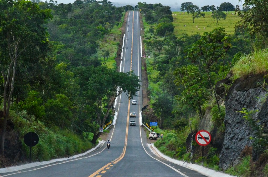 O governador Marconi começou suas palavras em Caldas Novas, na inauguração do trecho da GO-139, Caldas Novas Corumbaíba, dizendo que a cidade é hoje referência do turismo nacional e, para o turista se deslocar até lá, “é preciso ter uma boa logística de estradas e que os acessos sejam bons”; por isso mesmo, disse que é preciso qualificar as rodovias que gerarão empregos na área do turismo; “É preciso olhar a cidade de forma global, incluindo as parcerias com as prefeituras para asfaltar e melhorar os bairros”, afirmou. (Foto: José Barbacena) O governador Marconi começou suas palavras em Caldas Novas, na inauguração do trecho da GO-139, Caldas Novas Corumbaíba, dizendo que a cidade é hoje referência do turismo nacional e, para o turista se deslocar até lá, “é preciso ter uma boa logística de estradas e que os acessos sejam bons”; por isso mesmo, disse que é preciso qualificar as rodovias que gerarão empregos na área do turismo; “É preciso olhar a cidade de forma global, incluindo as parcerias com as prefeituras para asfaltar e melhorar os bairros”, afirmou.