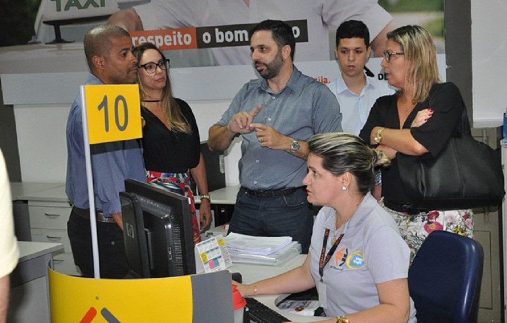 A diretora de veículos, Carla Adriana e outros oito servidores do Departamento Estadual de Trânsito do Rio de Janeiro (Detran-RJ) visitaram as instalações da sede da autarquia em Goiás e se reuniram com diretores e gerentes, na última quarta-feira (21); equipe fluminense coletou informações sobre o processo de Carteira Nacional de Habilitação Eletrônica (CNH-e), gerência de veículos, tecnologia da informação e ações da Balada Responsável; segundo Carla Adriana, a visita teve o intuito de colher informações sobre o processo de CNH-e; “O Detran Goiás é referência em habilitação e nesse momento estamos na fase de implementação do modelo. Por isso, viemos aprender com o Estado, que foi o primeiro a implantá-la” (Foto: José Barbacena) A diretora de veículos, Carla Adriana e outros oito servidores do Departamento Estadual de Trânsito do Rio de Janeiro (Detran-RJ) visitaram as instalações da sede da autarquia em Goiás e se reuniram com diretores e gerentes, na última quarta-feira (21); equipe fluminense coletou informações sobre o processo de Carteira Nacional de Habilitação Eletrônica (CNH-e), gerência de veículos, tecnologia da informação e ações da Balada Responsável; segundo Carla Adriana, a visita teve o intuito de colher informações sobre o processo de CNH-e; “O Detran Goiás é referência em habilitação e nesse momento estamos na fase de implementação do modelo. Por isso, viemos aprender com o Estado, que foi o primeiro a implantá-la”