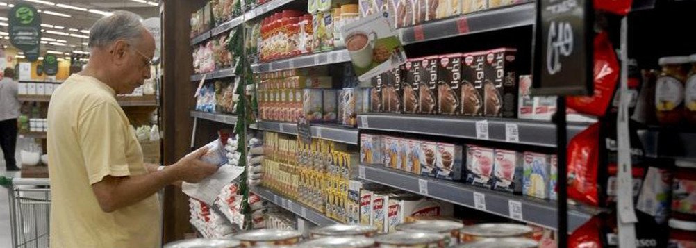 A inflação oficial do Brasil em dezembro subiu mais do que o esperado, por conta dos preços dos alimentos e transportes, mas fechou 2017 abaixo do piso da meta pela primeira vez; o Índice Nacional de Preços ao Consumidor Amplo (IPCA) acumulou no ano passado alta de 2,95%, nível mais baixo desde 1998 (1,65%) e depois de ter encerrado 2016 com avanço de 6,29%, informou o IBGE; o resultado ficou abaixo da meta do governo de 4,5%, com margem de 1,5 ponto percentual para mais ou menos (Foto: Leonardo Lucena) A inflação oficial do Brasil em dezembro subiu mais do que o esperado, por conta dos preços dos alimentos e transportes, mas fechou 2017 abaixo do piso da meta pela primeira vez; o Índice Nacional de Preços ao Consumidor Amplo (IPCA) acumulou no ano passado alta de 2,95%, nível mais baixo desde 1998 (1,65%) e depois de ter encerrado 2016 com avanço de 6,29%, informou o IBGE; o resultado ficou abaixo da meta do governo de 4,5%, com margem de 1,5 ponto percentual para mais ou menos