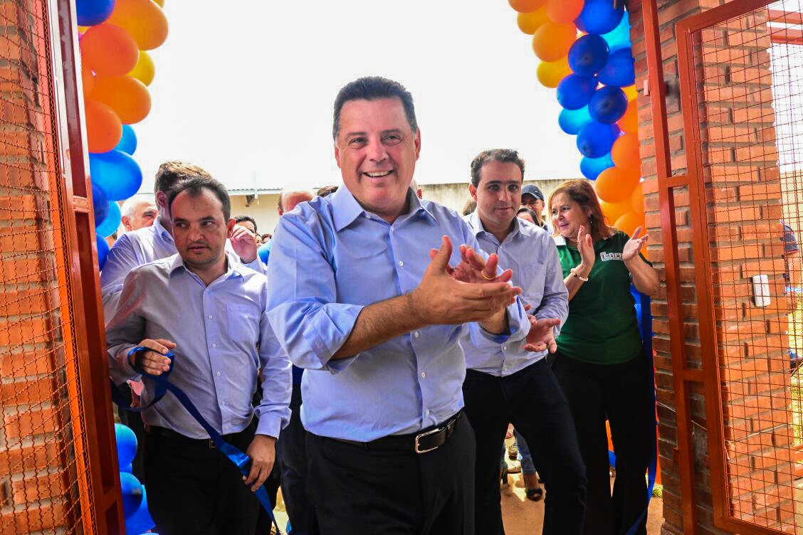 Ao entregar na manhã desta quinta-feira (22) duas escolas Padrão Século XXI no município de Cristalina, cidade localizada a 130 km de Brasília, às margens da BR-050, o governador Marconi Perillo totalizou a entrega de oito unidades padronizadas na região do Entorno do Distrito Federal, com investimento superior a R$ 30 milhões; Marconi também falou da importância de os governos investirem na educação como forma de contribuir para a formação de valores dos jovens; "Quando se abre uma escola, abrimos menos vagas em cadeias" (Foto: José Barbacena) Ao entregar na manhã desta quinta-feira (22) duas escolas Padrão Século XXI no município de Cristalina, cidade localizada a 130 km de Brasília, às margens da BR-050, o governador Marconi Perillo totalizou a entrega de oito unidades padronizadas na região do Entorno do Distrito Federal, com investimento superior a R$ 30 milhões; Marconi também falou da importância de os governos investirem na educação como forma de contribuir para a formação de valores dos jovens; "Quando se abre uma escola, abrimos menos vagas em cadeias"