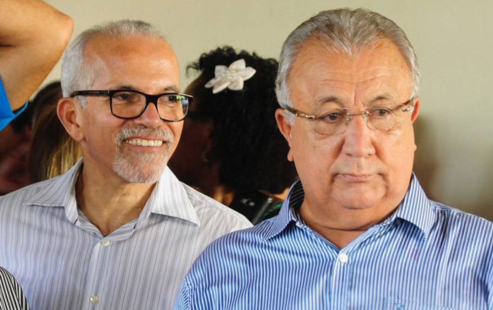 O governador Jackson Barreto telefonou para o prefeito de Aracaju, Edvaldo Nogueira (PCdoB), nesta segunda-feira (15) para apoiar o posicionamento do gestor municipal em relação à Companhia de Saneamento de Sergipe (Deso); através das redes sociais, Edvaldo criticou a intervenção feita pela empresa, na avenida Antonio Fagundes Santana, no bairro 13 de Julho, que provocou a destruição do novo pavimento da via, que havia sido recuperado pela prefeitura (Foto: Charles Nisz) O governador Jackson Barreto telefonou para o prefeito de Aracaju, Edvaldo Nogueira (PCdoB), nesta segunda-feira (15) para apoiar o posicionamento do gestor municipal em relação à Companhia de Saneamento de Sergipe (Deso); através das redes sociais, Edvaldo criticou a intervenção feita pela empresa, na avenida Antonio Fagundes Santana, no bairro 13 de Julho, que provocou a destruição do novo pavimento da via, que havia sido recuperado pela prefeitura