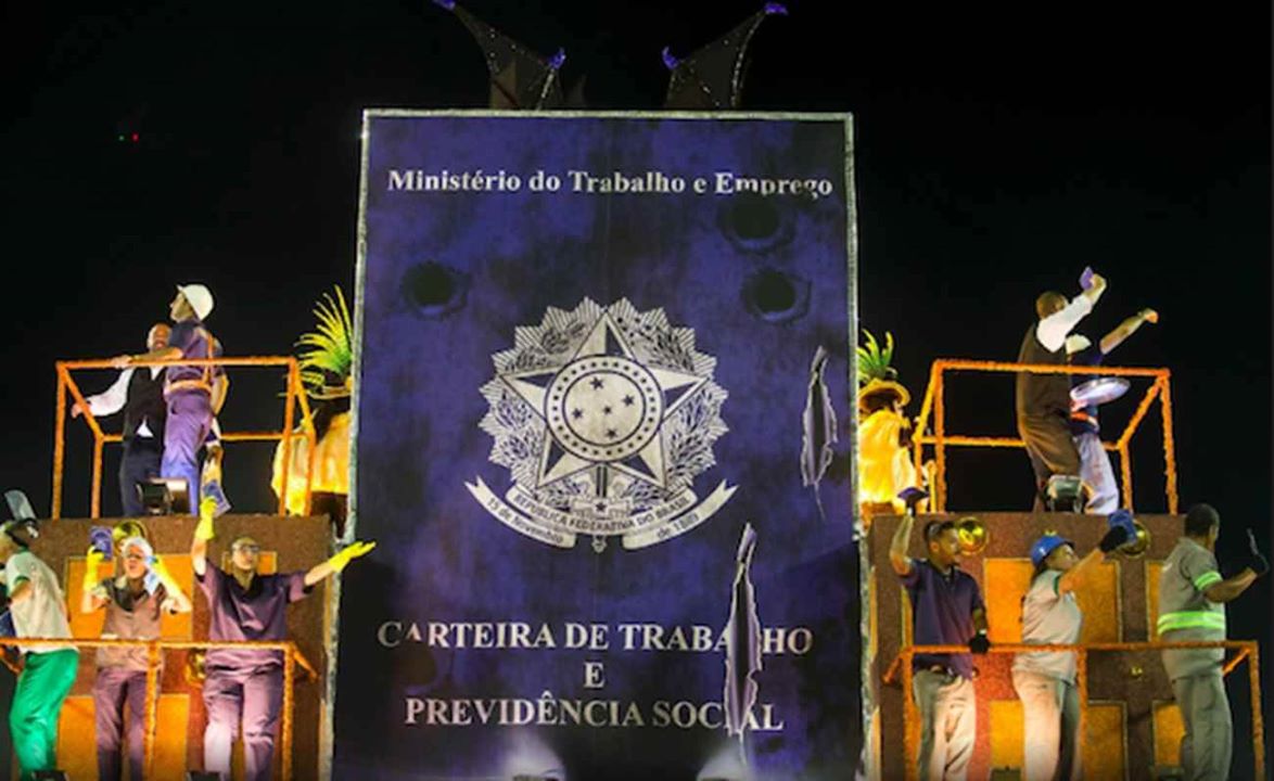 Tuiuti renovou o espírito crítico do Carnaval. Ainda há liberdade a ser guerreada. Parabéns à Tuiuti por estar no mesmo ritmo da batida do coração do povo brasileiro. A escola de samba fez lembrar que nosso sangue é vermelho e que o coração bate do lado esquerdo do peito (Foto: Deivison Souza Cruz) Tuiuti renovou o espírito crítico do Carnaval. Ainda há liberdade a ser guerreada. Parabéns à Tuiuti por estar no mesmo ritmo da batida do coração do povo brasileiro. A escola de samba fez lembrar que nosso sangue é vermelho e que o coração bate do lado esquerdo do peito