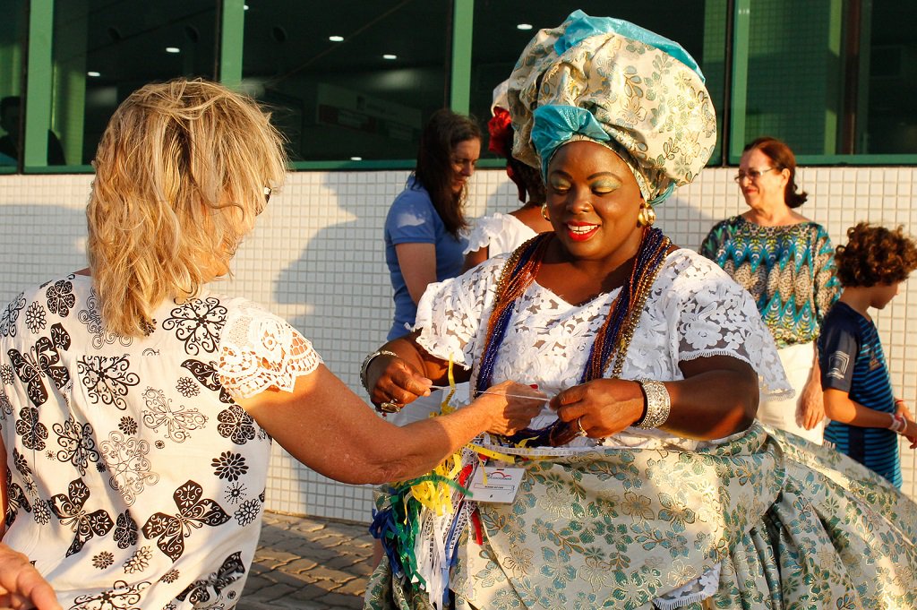 A Bahiatursa volta a fazer receptivo especial nestas terça (16) e quarta (17), quando mais três transatlânticos, com capacidade total para 11.156 passageiros, chegam ao Porto de Salvador. A banda Swing do Pelô e o Rixô Elétrico, além de baianas tipicamente trajadas distribuindo fitinhas do Bonfim, vão animar os turistas; o MSZ Preziosa chega às 8h do dia 16; com capacidade para 4.363 passageiros, permanece até as 23h, seguindo então para o Porto de Ilhéus; a banda Swing do Pelô vai desfilar um repertório de músicas baianas, divulgando a temporada de festas na Bahia (Foto: Romulo Faro) A Bahiatursa volta a fazer receptivo especial nestas terça (16) e quarta (17), quando mais três transatlânticos, com capacidade total para 11.156 passageiros, chegam ao Porto de Salvador. A banda Swing do Pelô e o Rixô Elétrico, além de baianas tipicamente trajadas distribuindo fitinhas do Bonfim, vão animar os turistas; o MSZ Preziosa chega às 8h do dia 16; com capacidade para 4.363 passageiros, permanece até as 23h, seguindo então para o Porto de Ilhéus; a banda Swing do Pelô vai desfilar um repertório de músicas baianas, divulgando a temporada de festas na Bahia