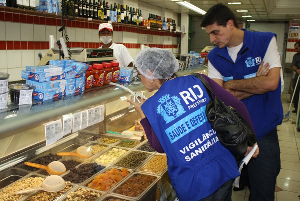Fiscais da Vigilância Sanitária do Rio de Janeiro interditaram nesta quinta-feira (11) um depósito de bebidas e um restaurante localizados na Avenida Presidente João Goulart, no morro do Vidigal, zona sul do Rio; no local foram apreendidos 169 galões de água, com 20 litros cada, devido à comprovação de contaminação da água comercializada por vírus da Hepatite A, após exames realizados pela Fundação Oswaldo Cruz (Fiocruz) (Foto: Charles Nisz) Fiscais da Vigilância Sanitária do Rio de Janeiro interditaram nesta quinta-feira (11) um depósito de bebidas e um restaurante localizados na Avenida Presidente João Goulart, no morro do Vidigal, zona sul do Rio; no local foram apreendidos 169 galões de água, com 20 litros cada, devido à comprovação de contaminação da água comercializada por vírus da Hepatite A, após exames realizados pela Fundação Oswaldo Cruz (Fiocruz)