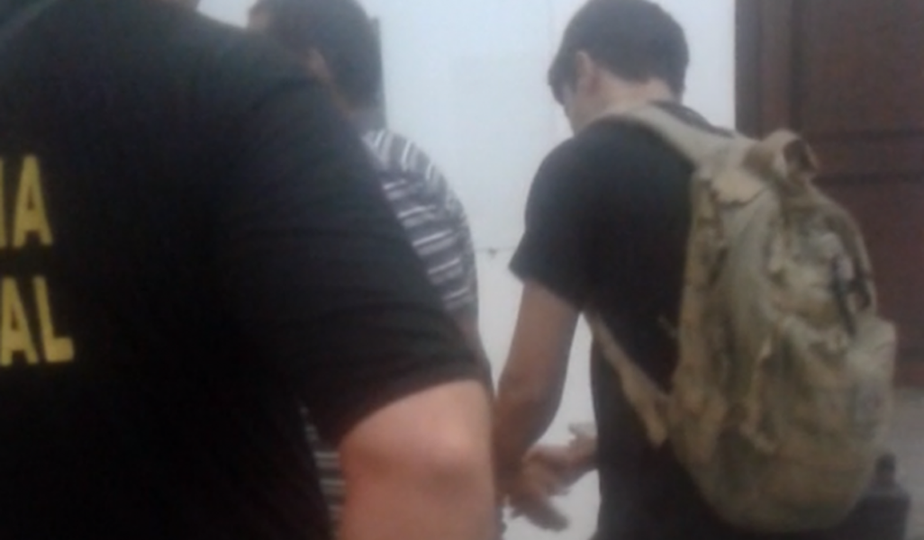 Na tarde deste domingo (21), um rapaz foi autuado e preso pela Polícia Federal por realizar o exame de admissão da Ordem dos Advogados do Brasil no lugar de um dos candidatos; o rapaz não foi identificado, mas sabe-se que ele é servidor público do Tribunal Regional do Trabalho em São Paulo e responde por crime semelhante, cometido em 2015, em certame em Minas Gerais (Foto: Charles Nisz) Na tarde deste domingo (21), um rapaz foi autuado e preso pela Polícia Federal por realizar o exame de admissão da Ordem dos Advogados do Brasil no lugar de um dos candidatos; o rapaz não foi identificado, mas sabe-se que ele é servidor público do Tribunal Regional do Trabalho em São Paulo e responde por crime semelhante, cometido em 2015, em certame em Minas Gerais