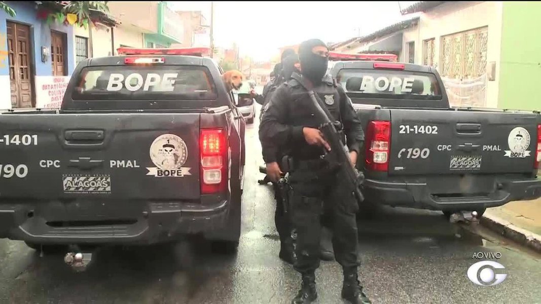 Atentas às medidas tomadas para tentar conter a criminalidade no Rio, as forças de segurança de Alagoas receiam que a intervenção federal leve à migração de envolvidos em crimes no Sudeste; o monitoramento por parte do Estado já começou a ser feito para identificar criminosos, inclusive em contato com secretarias de segurança de outros estados (Foto: Voney Malta) Atentas às medidas tomadas para tentar conter a criminalidade no Rio, as forças de segurança de Alagoas receiam que a intervenção federal leve à migração de envolvidos em crimes no Sudeste; o monitoramento por parte do Estado já começou a ser feito para identificar criminosos, inclusive em contato com secretarias de segurança de outros estados