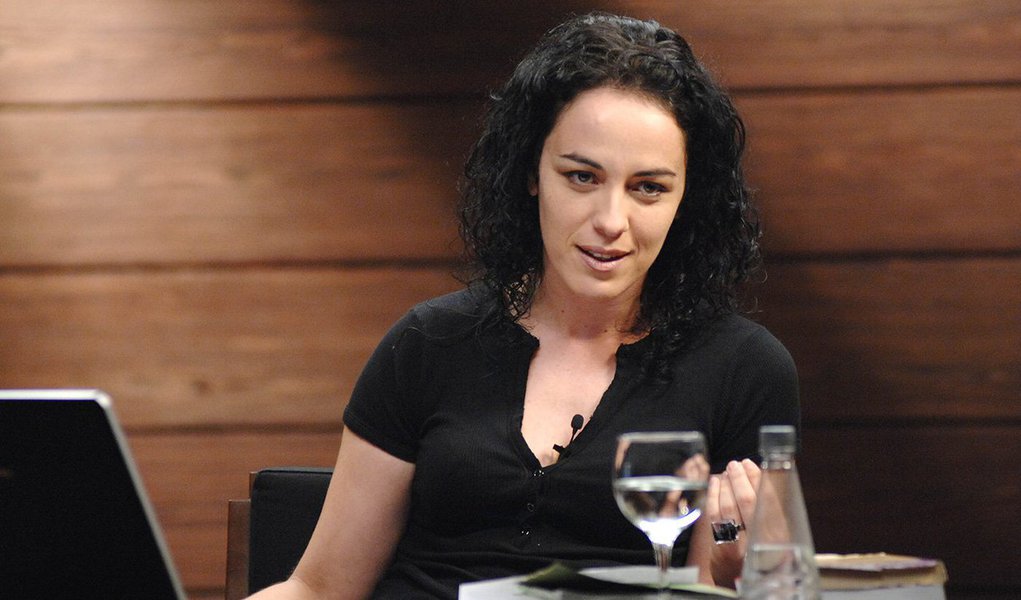 Indignada, a filósofa Márcia Tiburi abandonou um programa, no qual seria entrevistada, ao ficar sabendo que o outro convidado era o dirigente do MBL, Kim Kataguiri. "Você deveria ter me avisado. Tenho vergonha de estar aqui. Que as deusas me livrem. Não converso com pessoas indecentes, perigosas", disse ela, na frente do comandante do programa e de um atônito Kataguiri (Foto: Aquiles Lins) Indignada, a filósofa Márcia Tiburi abandonou um programa, no qual seria entrevistada, ao ficar sabendo que o outro convidado era o dirigente do MBL, Kim Kataguiri. "Você deveria ter me avisado. Tenho vergonha de estar aqui. Que as deusas me livrem. Não converso com pessoas indecentes, perigosas", disse ela, na frente do comandante do programa e de um atônito Kataguiri