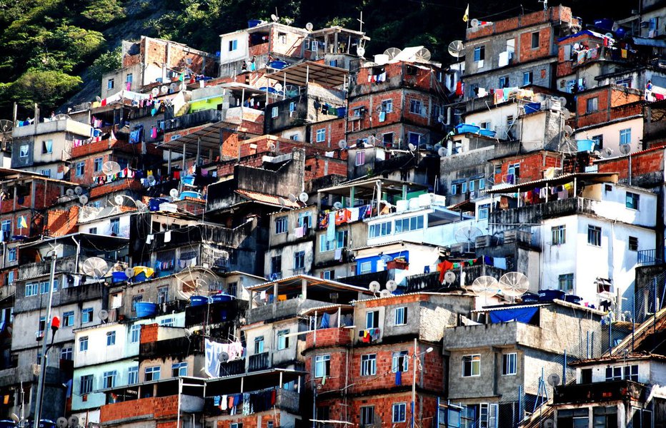 O morador da favela não quer apenas inclusão social, mas também segurança pública tanto quanto o morador do asfalto. Ele exige ser tratado como o cidadão do asfalto, com todos os direitos civis e humanos garantidos pela Constituição de 1988 (Foto: Benedita da Silva) O morador da favela não quer apenas inclusão social, mas também segurança pública tanto quanto o morador do asfalto. Ele exige ser tratado como o cidadão do asfalto, com todos os direitos civis e humanos garantidos pela Constituição de 1988