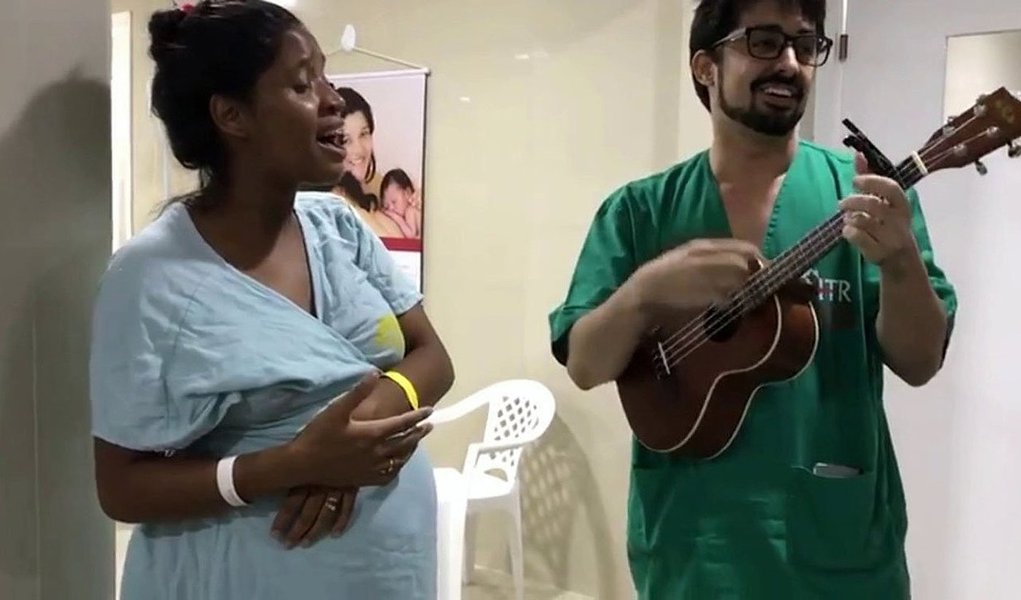 O Centro de Parto Normal (CPN) do Hospital Regional Tibério Nunes, em Floriano, Piauí, também vem adotando o uso da dança e da música no nascimento de crianças de parto normal; a dança, além de melhorar as condições físicas da mulher, ajuda no encaixe do bebê, melhora as dilatações, o que facilita a expulsão, sem a necessidade de medicamentos; o CPN foi aberto em julho de 2017 e até agora foram feitos 320 partos de forma humanizada e acompanhada por multiprofissionais, especialmente enfermeiros obstetras e fisioterapeutas (Foto: Voney Malta) O Centro de Parto Normal (CPN) do Hospital Regional Tibério Nunes, em Floriano, Piauí, também vem adotando o uso da dança e da música no nascimento de crianças de parto normal; a dança, além de melhorar as condições físicas da mulher, ajuda no encaixe do bebê, melhora as dilatações, o que facilita a expulsão, sem a necessidade de medicamentos; o CPN foi aberto em julho de 2017 e até agora foram feitos 320 partos de forma humanizada e acompanhada por multiprofissionais, especialmente enfermeiros obstetras e fisioterapeutas