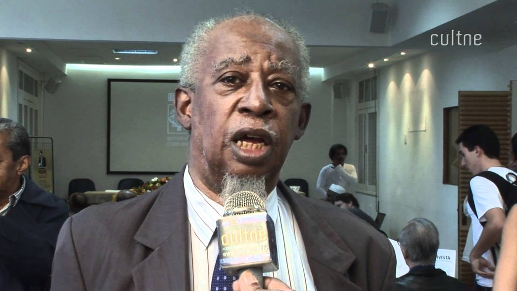 Morreu na noite de domingo (4), aos 76 anos, no Rio de Janeiro, o jornalista, advogado, militante do Movimento Negro e ex-deputado Carlos Alberto Caó de Oliveira; entre suas principais contribuições está a autoria da chamada Lei Caó, que transformou o preconceito de raça, cor, sexo e estado civil em contravenção penal, e a emenda constitucional que tornou o racismo crime inafiançável e imprescritível; nascido em 1941, em Salvador, Caó foi deputado federal pelo PDT por dois mandatos, entre 1983 e 1991 (Foto: Romulo Faro) Morreu na noite de domingo (4), aos 76 anos, no Rio de Janeiro, o jornalista, advogado, militante do Movimento Negro e ex-deputado Carlos Alberto Caó de Oliveira; entre suas principais contribuições está a autoria da chamada Lei Caó, que transformou o preconceito de raça, cor, sexo e estado civil em contravenção penal, e a emenda constitucional que tornou o racismo crime inafiançável e imprescritível; nascido em 1941, em Salvador, Caó foi deputado federal pelo PDT por dois mandatos, entre 1983 e 1991