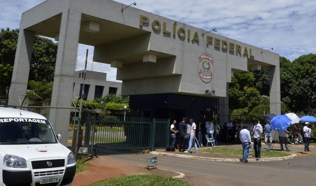 Polícia Federal, o Ministério Público Federal (MPF) e o Ministério da Transparência e Controladoria-Geral da União (CGU) deflagraram a Operação Curriculum, que investiga irregularidades na aplicação de recursos dos programas Universidade Aberta do Brasil e Plano Nacional de Formação de Professores da Educação Básica pela Universidade Estadual do Piauí; investigação aponta indícios de concessão indevida de bolsas a pessoas que não atendiam aos requisitos estabelecidos nos programas ou não desempenhavam as atividades (Foto: Paulo Emílio) Polícia Federal, o Ministério Público Federal (MPF) e o Ministério da Transparência e Controladoria-Geral da União (CGU) deflagraram a Operação Curriculum, que investiga irregularidades na aplicação de recursos dos programas Universidade Aberta do Brasil e Plano Nacional de Formação de Professores da Educação Básica pela Universidade Estadual do Piauí; investigação aponta indícios de concessão indevida de bolsas a pessoas que não atendiam aos requisitos estabelecidos nos programas ou não desempenhavam as atividades