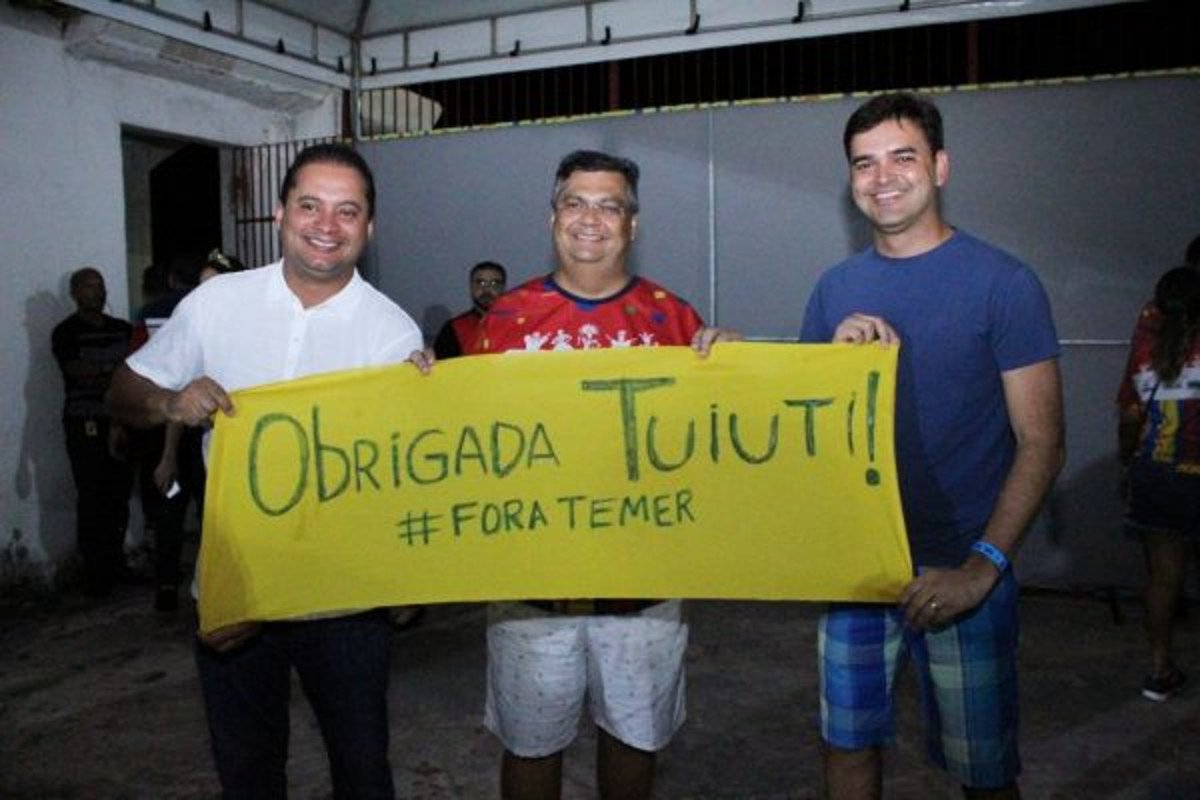 O governador do Maranhão Flávio Dino (PCdoB) saudou a escola Paraíso do Tuiuti com um cartaz e a foto viralizou nas redes sociais; no registro, Dino manda: “Obrigado Tuiuti! #ForaTemer”; o desfile da agremiação carioca ganhou notoriedade ao mostrar Michel Temer como um vampiro; com enredo sobre a história e as belezas do folclore e da cultura do Maranhão, a escola Unidos do Tatuapé foi a grande vencedora do carnaval de São Paulo (Foto: Charles Nisz) O governador do Maranhão Flávio Dino (PCdoB) saudou a escola Paraíso do Tuiuti com um cartaz e a foto viralizou nas redes sociais; no registro, Dino manda: “Obrigado Tuiuti! #ForaTemer”; o desfile da agremiação carioca ganhou notoriedade ao mostrar Michel Temer como um vampiro; com enredo sobre a história e as belezas do folclore e da cultura do Maranhão, a escola Unidos do Tatuapé foi a grande vencedora do carnaval de São Paulo