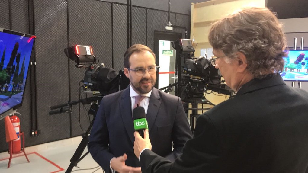O presidente da OAB Goiás, Lúcio Flávio de Paiva, visitou na manhã desta terça-feira as instalações e estúdios da nova TBC; Lúcio conheceu os novos estúdios da emissora, ilhas de edição e a redação; o presidente da OAB elogiou as mudanças na TBC; "Fiquei agradavelmente surpreso. O níveo de profissionalismo, investimento e tecnologia é alto. Para uma televisão pública isso é algo impressionante e a gente como cidadão fica feliz porque há investimento na qualidade e o objetivo é usar a TBC como uma TV regional, que valorize as coisas e as pessoas de Goiás", afirmou Lúcio Flávio (Foto: José Barbacena) O presidente da OAB Goiás, Lúcio Flávio de Paiva, visitou na manhã desta terça-feira as instalações e estúdios da nova TBC; Lúcio conheceu os novos estúdios da emissora, ilhas de edição e a redação; o presidente da OAB elogiou as mudanças na TBC; "Fiquei agradavelmente surpreso. O níveo de profissionalismo, investimento e tecnologia é alto. Para uma televisão pública isso é algo impressionante e a gente como cidadão fica feliz porque há investimento na qualidade e o objetivo é usar a TBC como uma TV regional, que valorize as coisas e as pessoas de Goiás", afirmou Lúcio Flávio