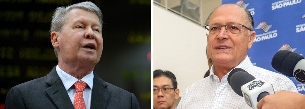 "Se o governador estivesse com 50%, eu nem discutiria. Mas ele está com 7%, dependendo de fulano, de beltrano... está tudo muito confuso. Eles têm uma opção dentro do partido que fala a linguagem do povo. Sei falar a linguagem do Nordeste, do Norte, do Sudeste, do Sul e do Nordeste que vive em São Paulo - o que eu falo todo mundo entende", afirmou o prefeito de Manaus, Arthur Virgílio, que disputa com o governador Geraldo Alckmin a candidatura presidencial do PSDB (Foto: Aquiles Lins) "Se o governador estivesse com 50%, eu nem discutiria. Mas ele está com 7%, dependendo de fulano, de beltrano... está tudo muito confuso. Eles têm uma opção dentro do partido que fala a linguagem do povo. Sei falar a linguagem do Nordeste, do Norte, do Sudeste, do Sul e do Nordeste que vive em São Paulo - o que eu falo todo mundo entende", afirmou o prefeito de Manaus, Arthur Virgílio, que disputa com o governador Geraldo Alckmin a candidatura presidencial do PSDB
