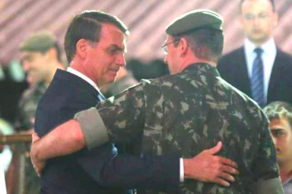 Não importa que os governos do PT tenham tirado todos eles do abismo salarial, depois de 8 anos sem reajustes, nos governos do PSDB. Nem que tenha sido viabilizada a compra de caças para a FAB, nem tirado do papel o submarino nuclear da Marinha. A caserna brasileira ainda vive atolada no anticomunismo senil herdado da ditadura militar (Foto: Leandro Fortes) Não importa que os governos do PT tenham tirado todos eles do abismo salarial, depois de 8 anos sem reajustes, nos governos do PSDB. Nem que tenha sido viabilizada a compra de caças para a FAB, nem tirado do papel o submarino nuclear da Marinha. A caserna brasileira ainda vive atolada no anticomunismo senil herdado da ditadura militar