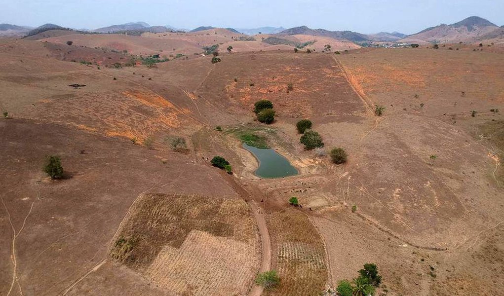 O governo do estado do Rio de Janeiro decretou situação de emergência nos municípios de Natividade, Itaperuna e São Francisco de Itabapoana pela estiagem registrada nos últimos meses; segundo o governo, as três cidades do norte fluminense já registram prejuízos na produção agrícola com a pouca ocorrência de chuvas. Em Natividade, produtores locais já teriam acumulado perdas de R$ 5 milhões (Foto: Leonardo Lucena) O governo do estado do Rio de Janeiro decretou situação de emergência nos municípios de Natividade, Itaperuna e São Francisco de Itabapoana pela estiagem registrada nos últimos meses; segundo o governo, as três cidades do norte fluminense já registram prejuízos na produção agrícola com a pouca ocorrência de chuvas. Em Natividade, produtores locais já teriam acumulado perdas de R$ 5 milhões