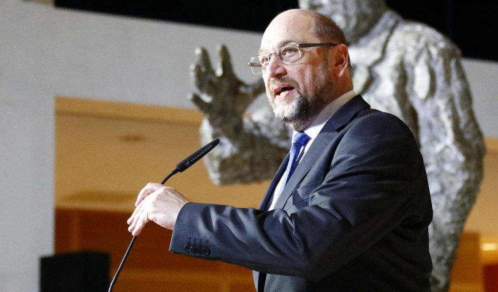 O líder do Partido Social-Democrata da Alemanha (SPD), Martin Schulz, renunciou na terça-feira, esperando encerrar a instabilidade que tem abalado a legenda de centro-esquerda desde que chegou a um acordo de coalizão com os conservadores da chanceler alemã, Angela Merkel; vice de Schulz, Olaf Scholz, prefeito de Hamburgo que deve se tornar ministro de Finanças no novo governo, disse que vai assumir como líder provisório do SPD e o partido confirmou que recomendou Andrea Nahles como sucessora de Schulz no longo prazo (Foto: Aquiles Lins) O líder do Partido Social-Democrata da Alemanha (SPD), Martin Schulz, renunciou na terça-feira, esperando encerrar a instabilidade que tem abalado a legenda de centro-esquerda desde que chegou a um acordo de coalizão com os conservadores da chanceler alemã, Angela Merkel; vice de Schulz, Olaf Scholz, prefeito de Hamburgo que deve se tornar ministro de Finanças no novo governo, disse que vai assumir como líder provisório do SPD e o partido confirmou que recomendou Andrea Nahles como sucessora de Schulz no longo prazo